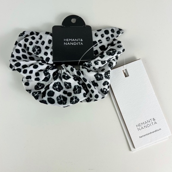 NEW HEMANT AND NANDITA PRINTED SCRUNCHIE - Picture 2 of 3
